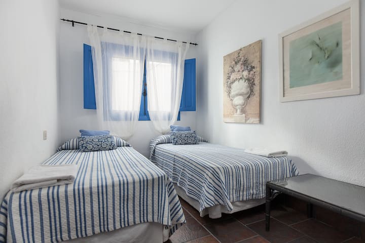  Slaapkamer met twee bedden, boven.