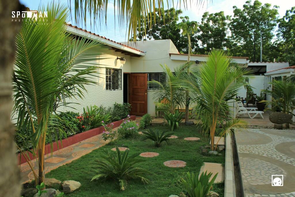 Jardín interno de la casa de playa