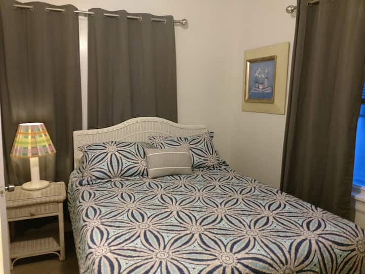 Спалната соба А-4 има брачен кревет со целосна бања во собата.