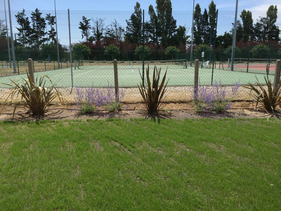 Vue sur le Tennis depuis la terrasse, jardin sécurisé