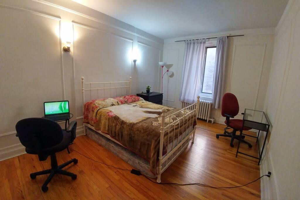La Eve-Nana: 2eme chambre, tres chaleureuse. 2nd room, very warm