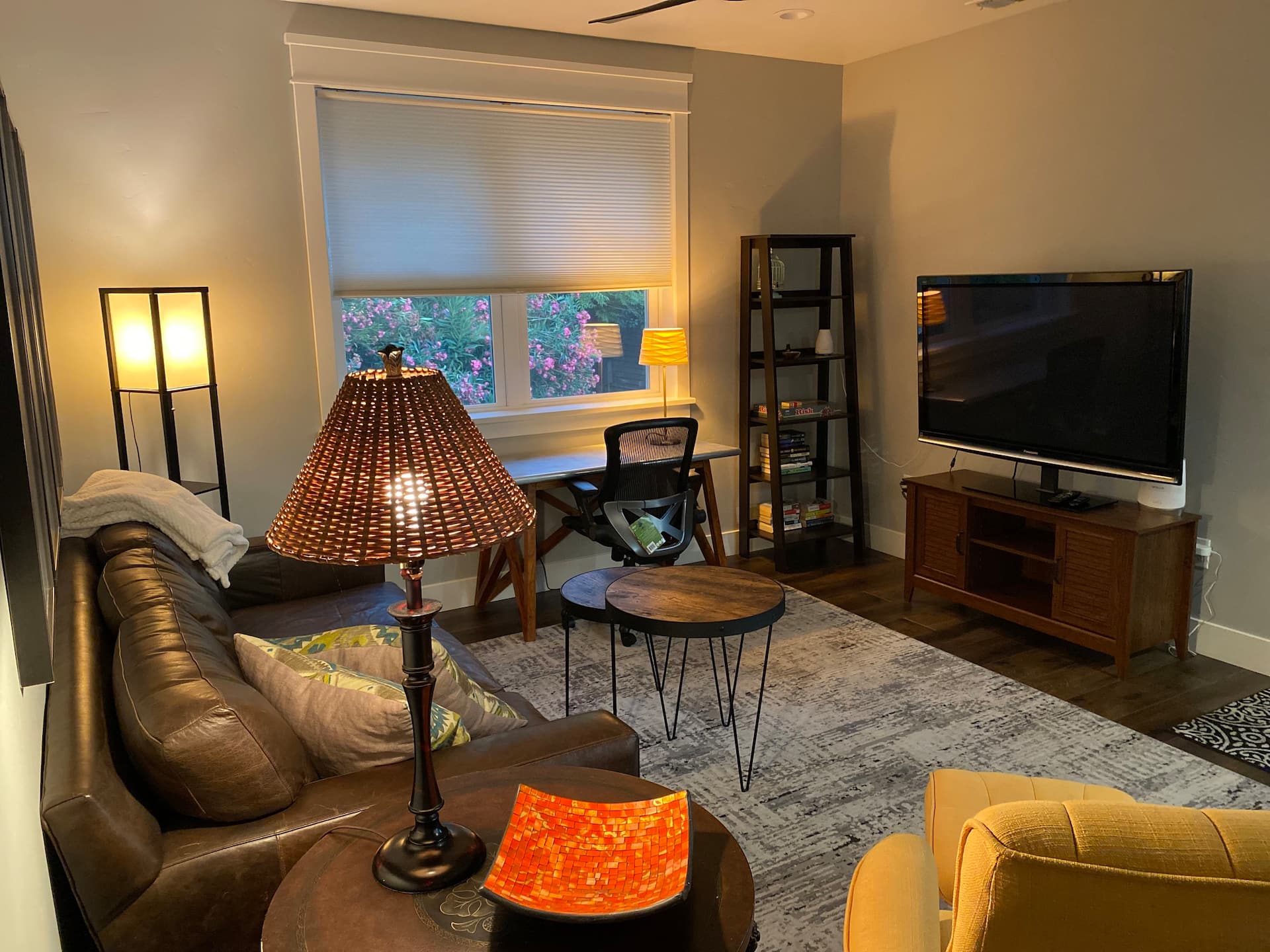 Quiet loft on private drive in Historic Folsom