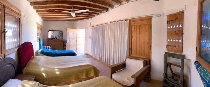 Camera al 2 ° piano: 2 letti singoli, 1 letto matrimoniale e un balcone con vista sul lago Qarun