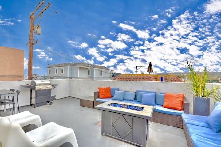 Oceanview Triple Deck w/ Huge patio Steps to Sand! gallery image 2