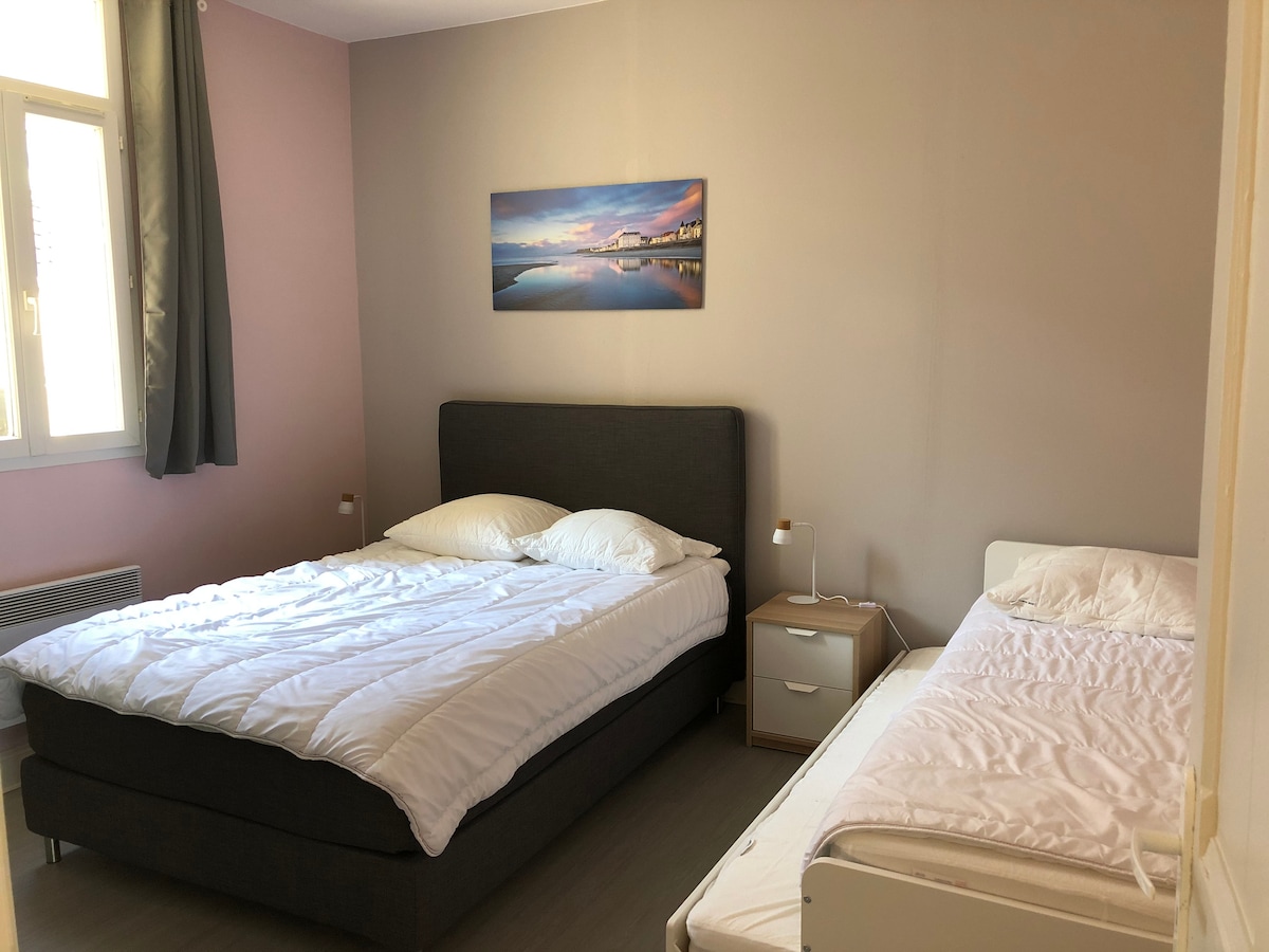 izba s manželskou posteľou a dvoma samostatnými lôžkami