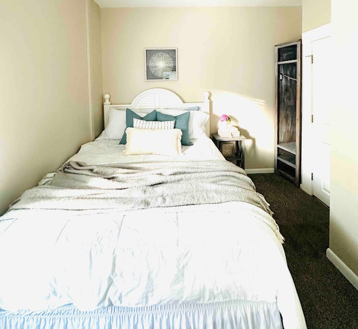 Hauptschlafzimmer mit Queensize-Doppelbett und 1/2 Badezimmer