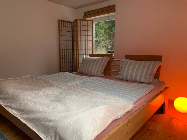 Schlafzimmer Natur 1 OG ,  hier wartet ein 200x200 cm Doppelbett auf unsere Gäste 