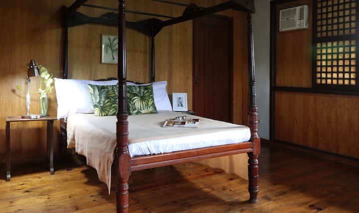 Bedroom 2: 4 poster bed and full bed with full pullout - sleeps 6

Airconditioned