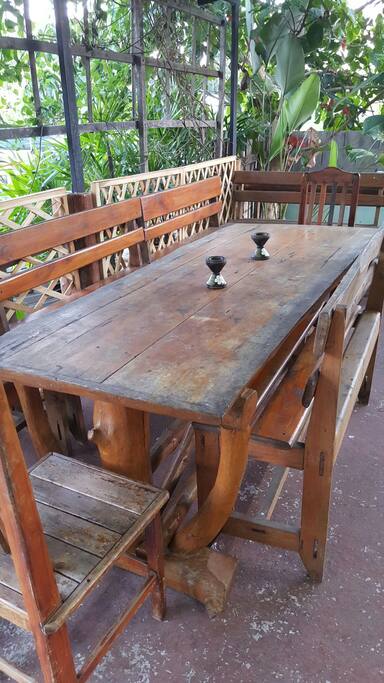 โต๊ะสำหรับทานอาหารรองรับได้ 8 ท่าน