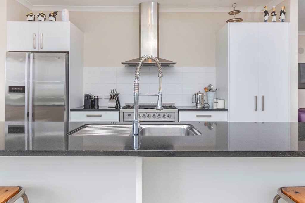 90 cm Gas hob/electric oven, global knives, nespresso coffee machine.
