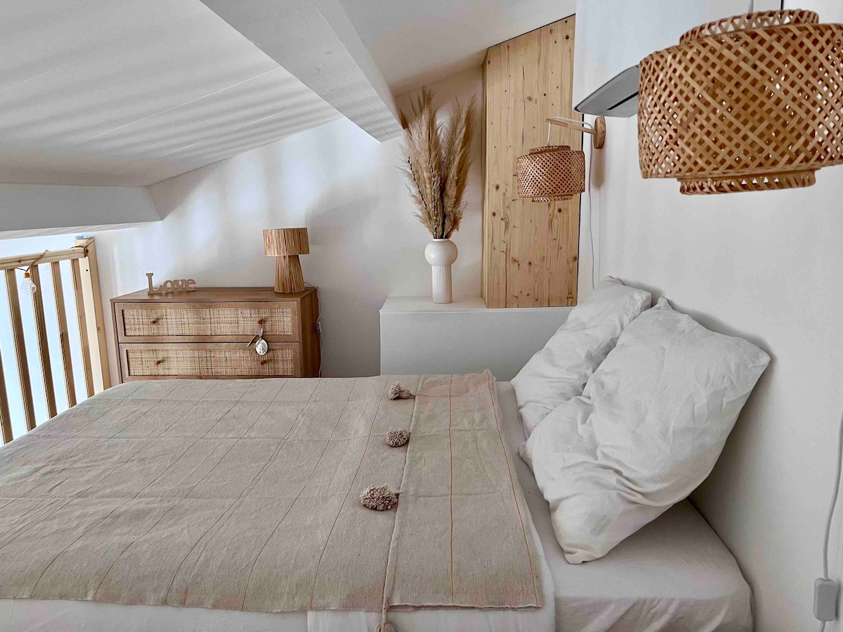 Мезанин спална соба 