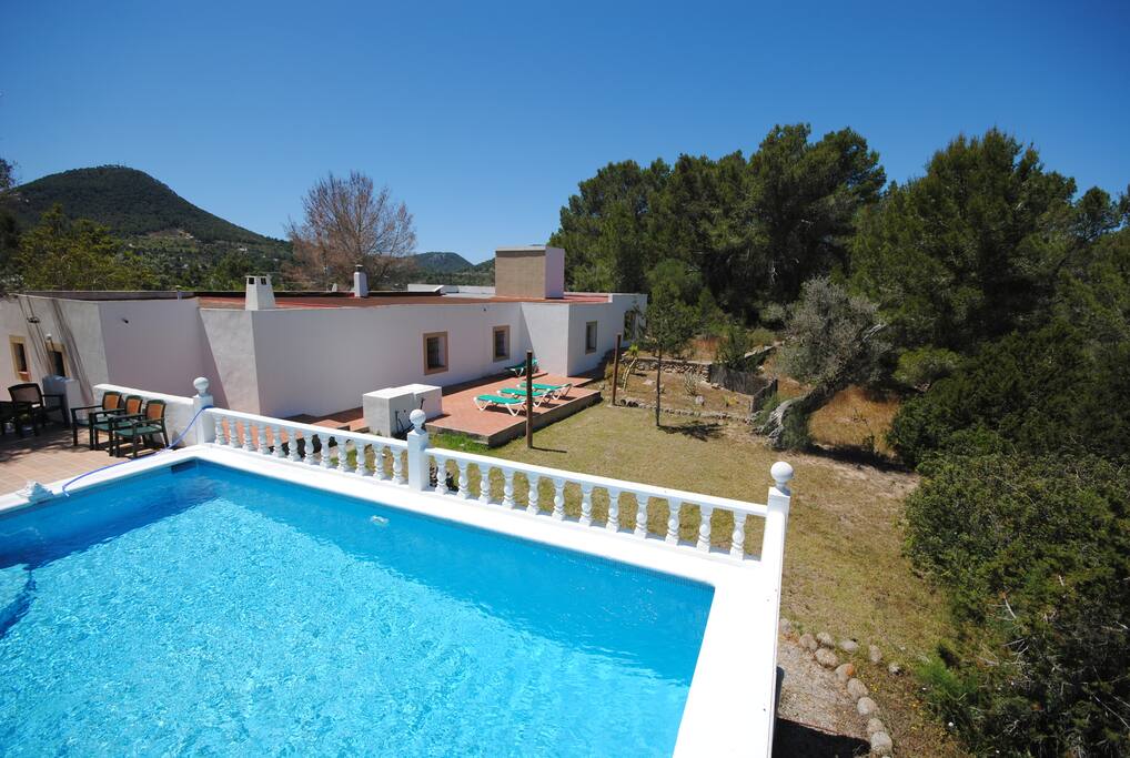 Pool Terrace to Garden
