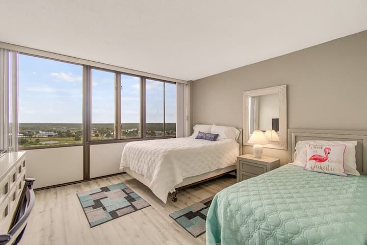 ห้องนอนที่สองพร้อมเตียงควีนไซส์และเตียงแฝด