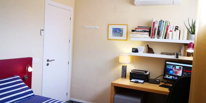 Chambre 3 , lit 160 cm,  espace bureau avec PC + imprimante laser. Netflix.  Regardez les vidéos de visite de l'appartement sur vamosalaplaya.xyz  (Appartement 1)