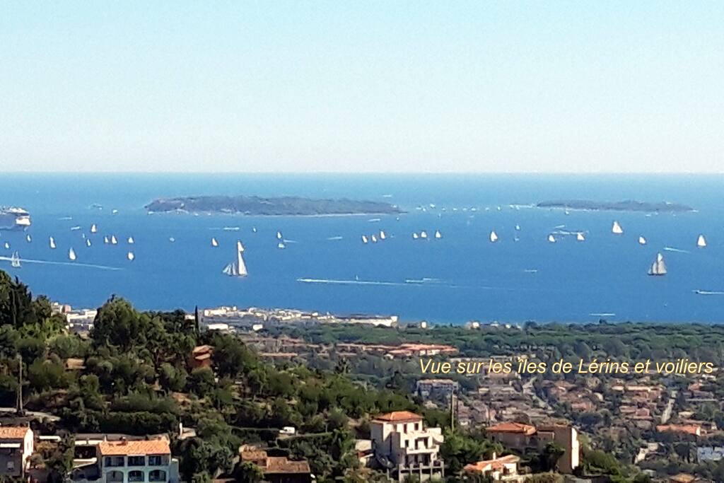 Vue depuis la terrasse, les îles de Lérins et voiliers.
Seasight from the terrace,Lerins Islands and sailboats.