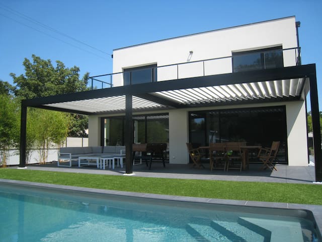 Grande maison avec piscine proche de Bordeaux