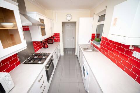 High Spec Modern 4 Double Bedroom in Town Centre