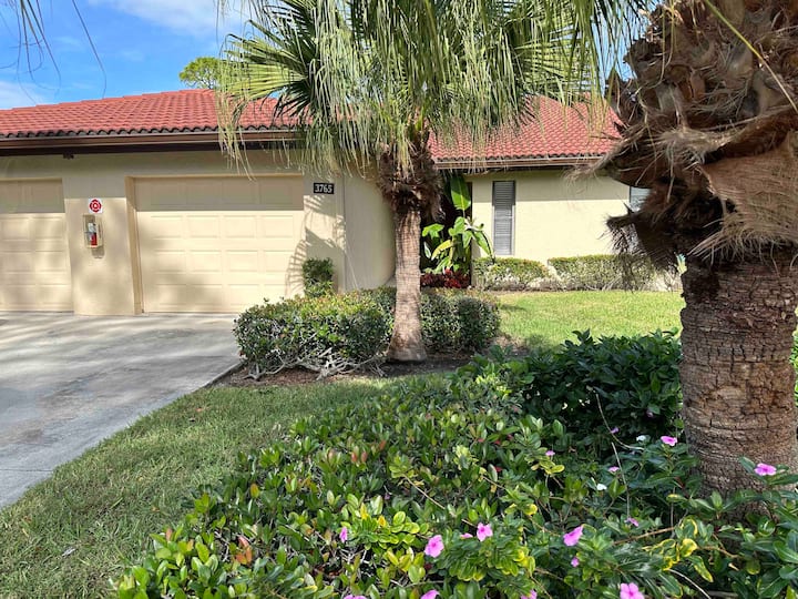 Near Siesta Key Beach, Hot Tub & Many amenities Villas for Rent in