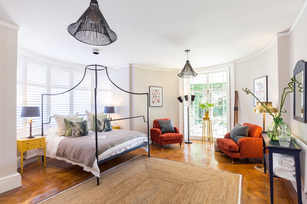Spacious Room in Prestigious House with Parking