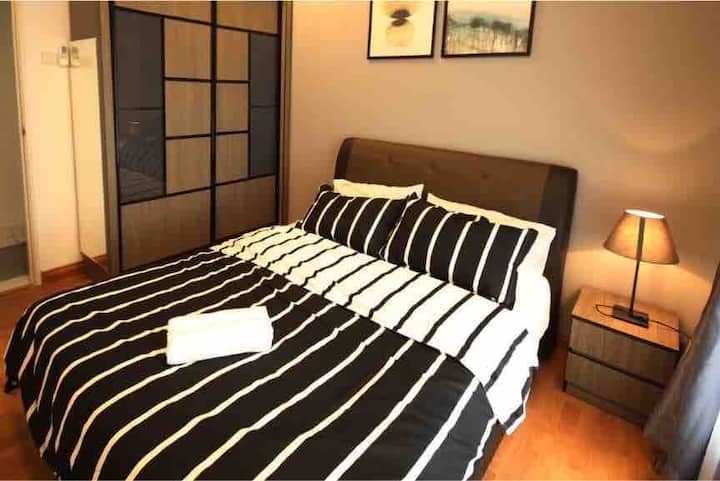 وحدة بغرفة نوم واحدة بسرير بحجم كبير وخزانة ملابس 提供舒适双人床+衣橱