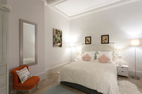 140 m² apartment
historic center, parking.
