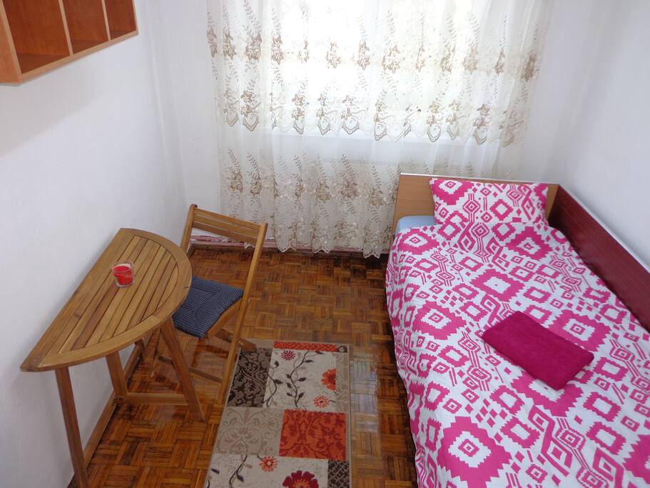 The other bedroom with a single bed.