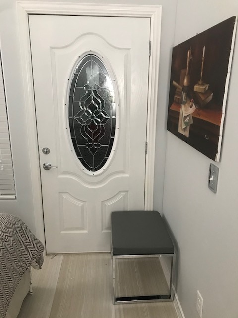 Trideset i šest inča od stakloplastike za izlazak ili izlazak na svjež zrak u stražnjem dijelu.  Mala kožna stolica za skidanje cipela nakon posla ili zabave.  Podovi od porculana su tako opuštajući na bosim nogama ako želite.  Podovi su iznimno čisti.