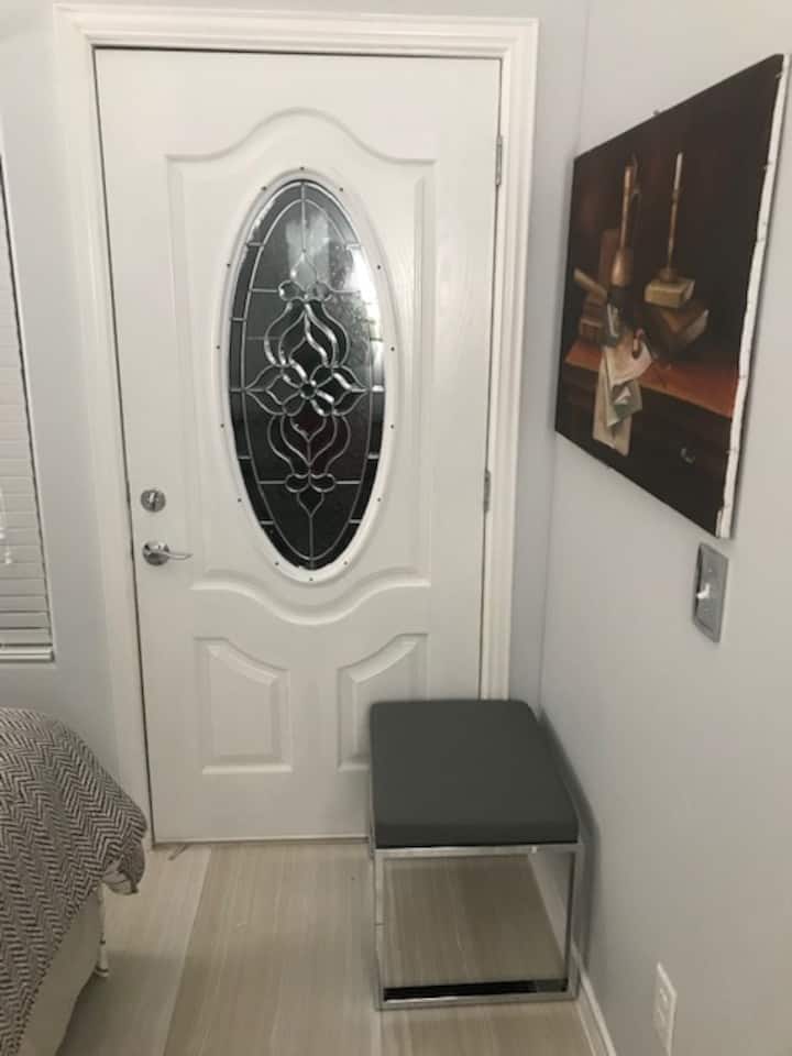 דלת פיברגלס בגודל 6 אינץ' ליציאה או אוויר צח באזור האחורי. שרפרף עור קטן כדי לחלוץ נעליים אחרי העבודה או המשחק.  רצפות הפורצלן כל כך מרגיעות על הרגליים, אם תרצו.  הרצפות נקיות מאוד.