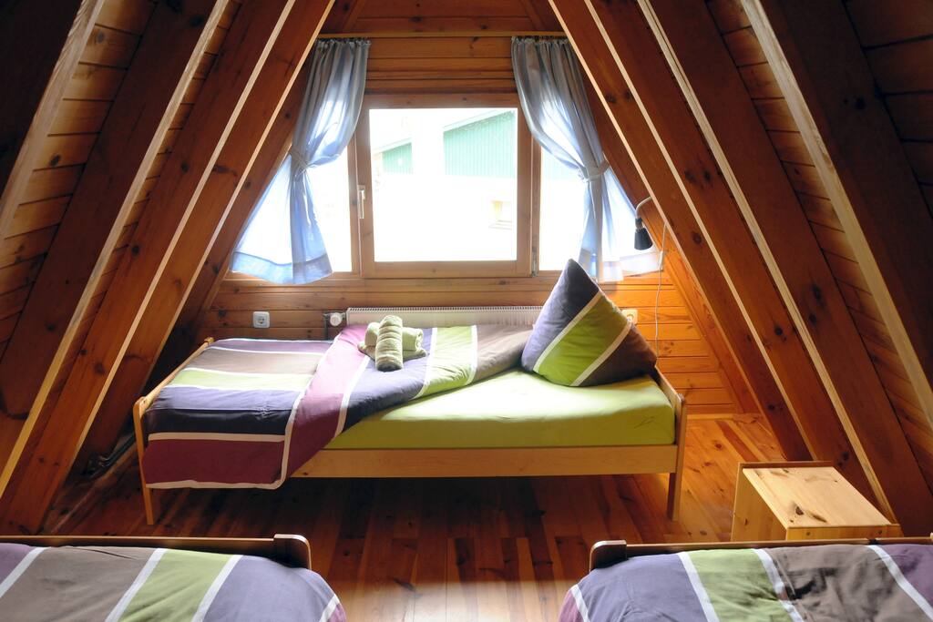 Schlafzimmer mit 3 Einzelbetten