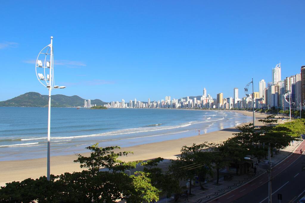 LINDA VISTA DE FRENTE PARA O MAR E DA ORLA DE BALNEÁRIO CAMBORIÚ