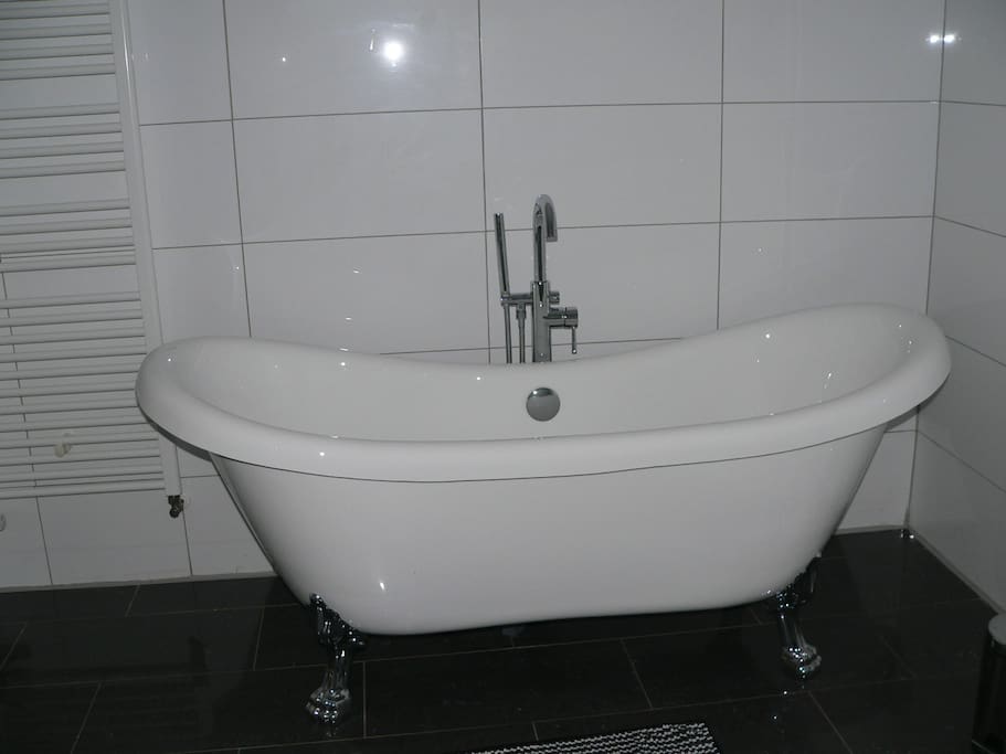 1. Badezimmer mit Wanne