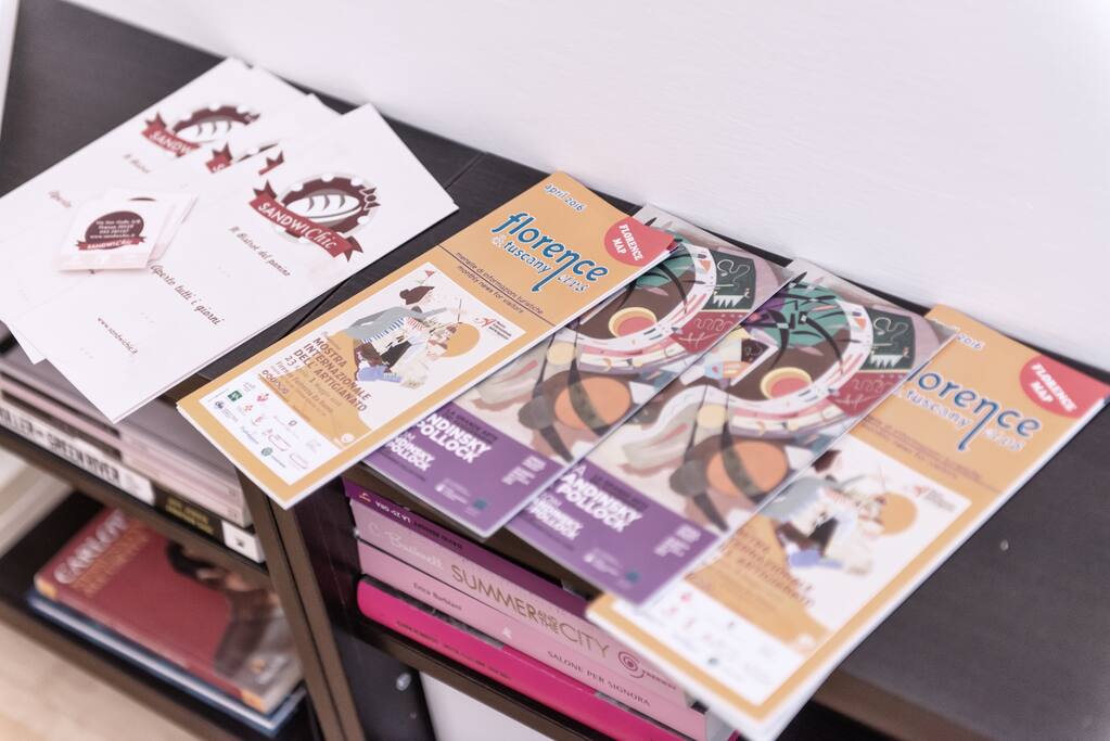 Piccola libreria fornita di mappe e informazioni turistiche