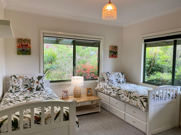 Il contient maintenant un lit double et un lit simple avec un lit gigogne