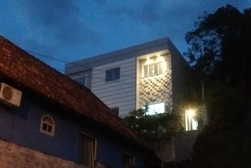 Fica aos fundos da residência dos proprietários, que estarão a disposição para qualquer necessidade.