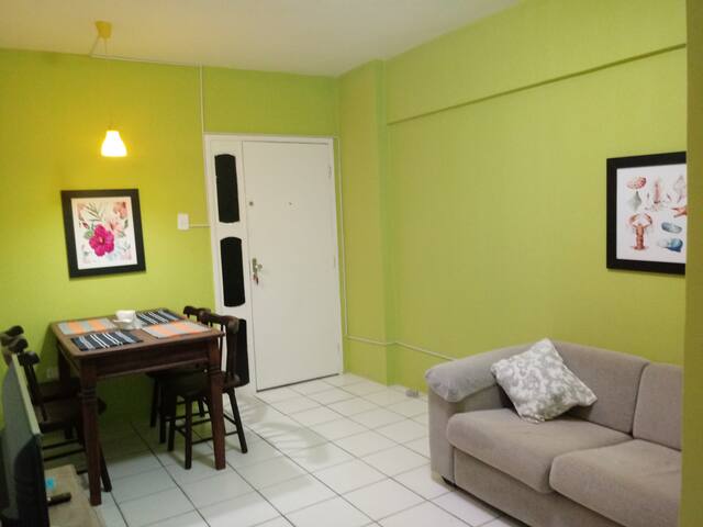 Alegre e Espaçoso apto006 às margens do Capibaribe