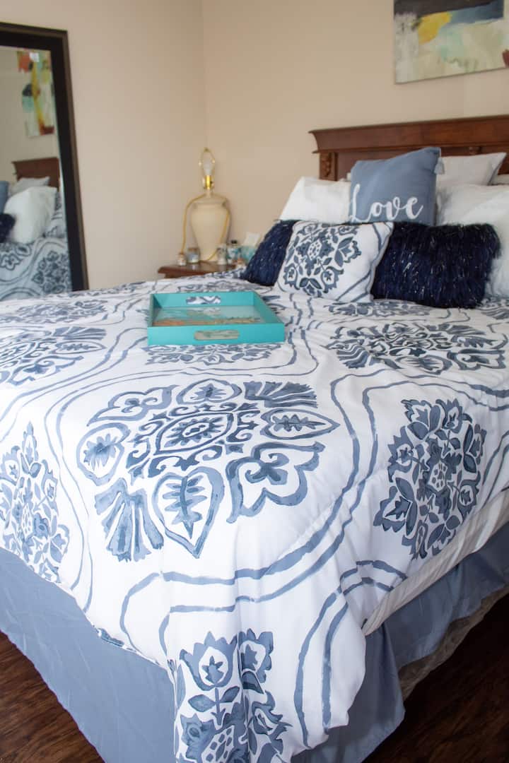 เตียงควีนไซส์พร้อมโทรทัศน์ขนาด 32 นิ้ว (ติดผนัง)