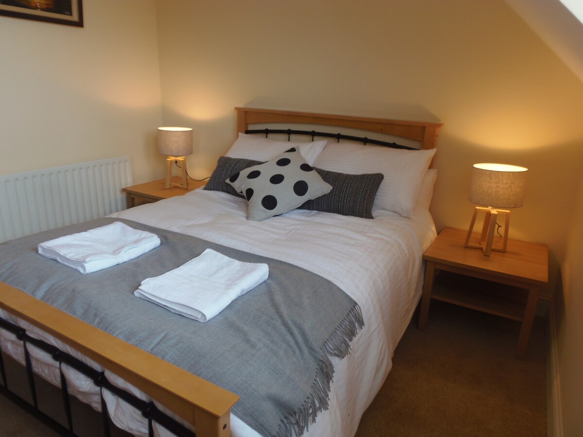 Ზემოთ ორადგილიანი საძინებელი ჩაშენებული გარდერობით