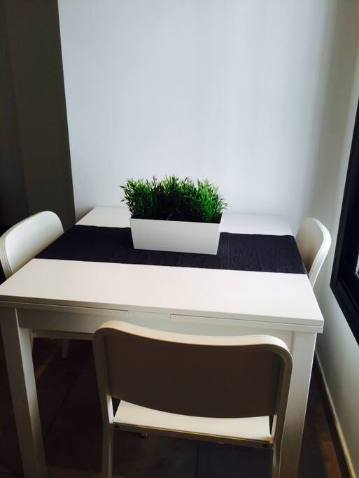 table à la fenêtre