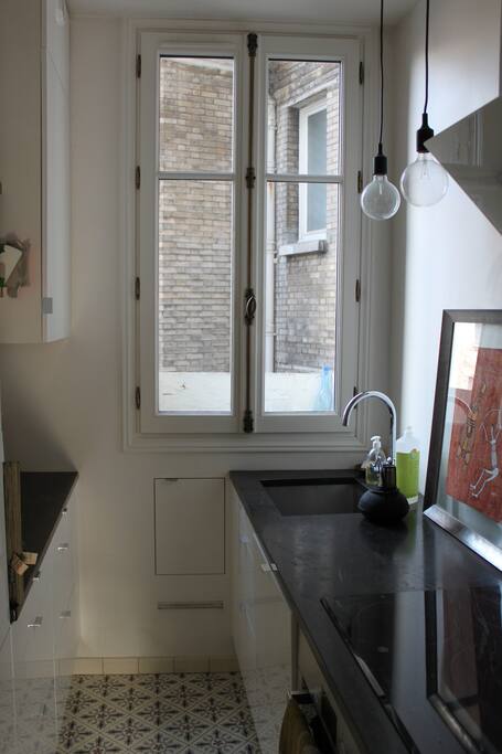 Cuisine équipée: four, lave-vaisselle, cafetière, bouilloire.