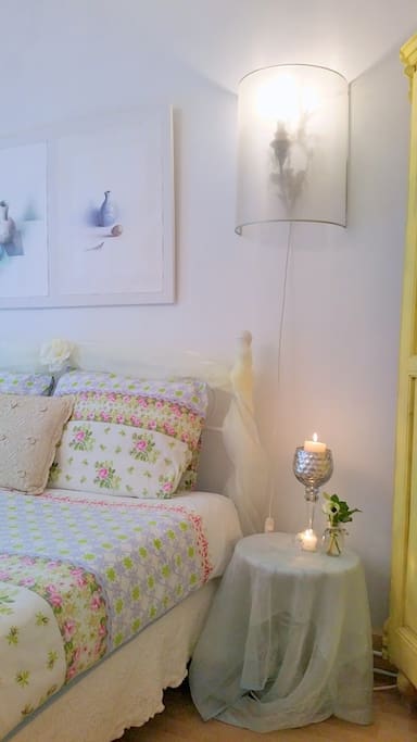 Romantic Room double bed detail kaarslicht en kunst