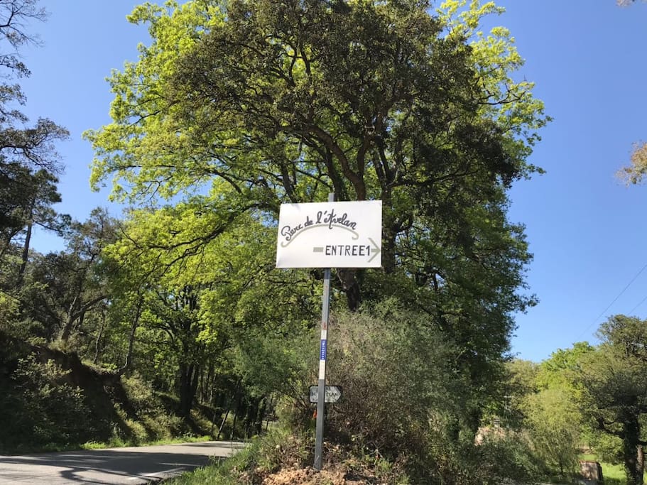 Die Einfahrt zum Parc de l‘Avelan
