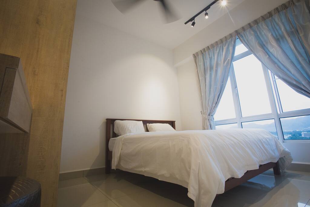 Master room with queen size bed