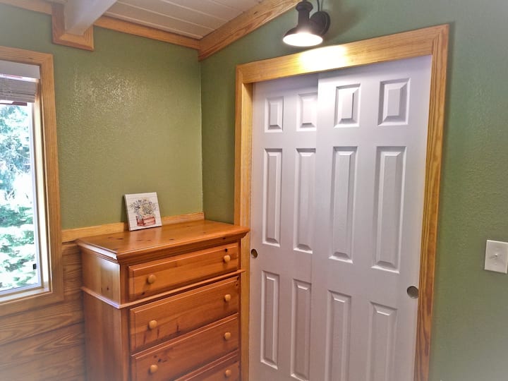This upstairs queen bedroom offers a "HARD/FIRMER" mattress.