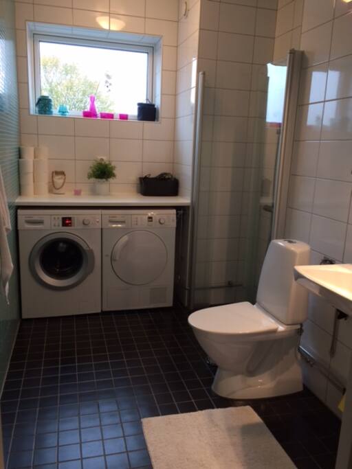 Badrum med tillgång till tvättmaskin & torktumlare