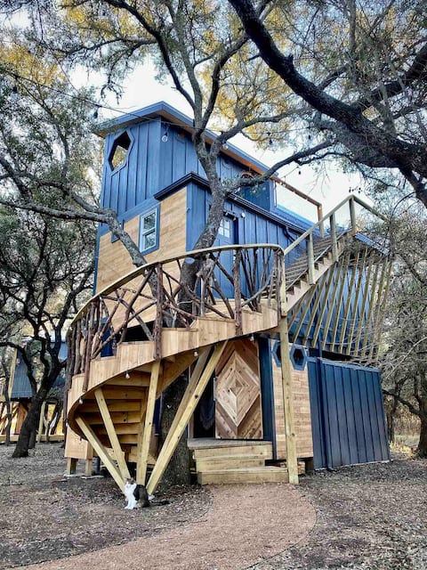 Acorn Treehouse at HoneyTree
