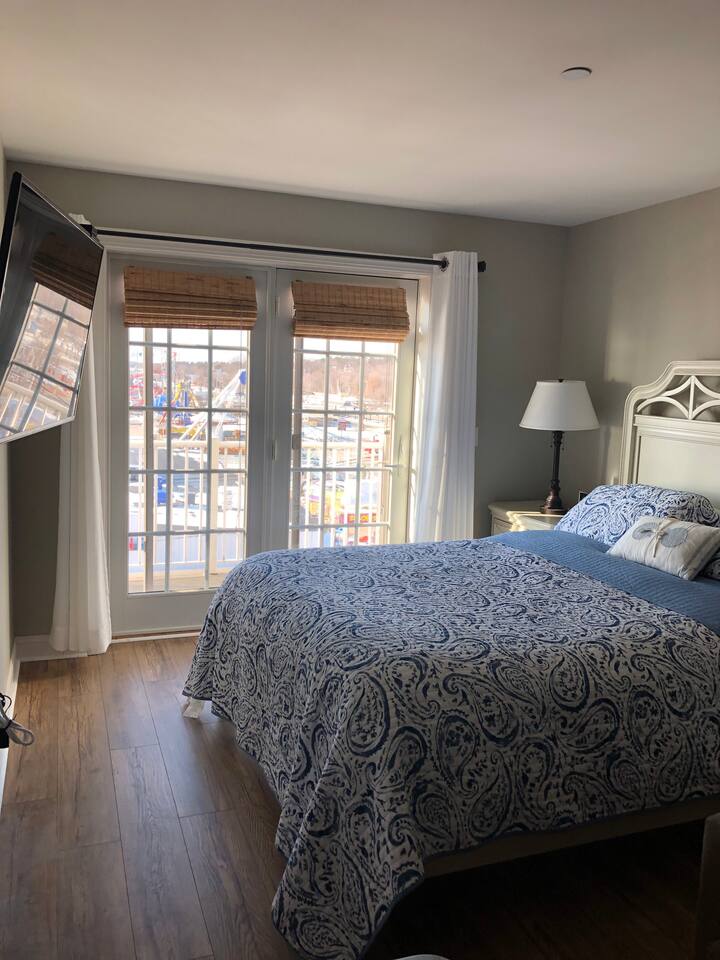 Master bedroom has a queen bed , Full sleeper with a very comfortable gel top mattress, private balcony with a fabulous view of ocean , full bathroom , and large walk in closet .