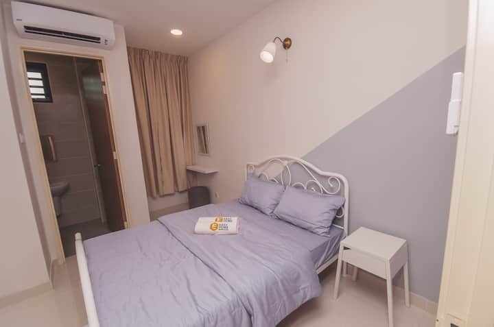 ¡Dormitorio de la planta baja adjunto con calentador de agua del baño! ¡Adecuado para personas mayores !