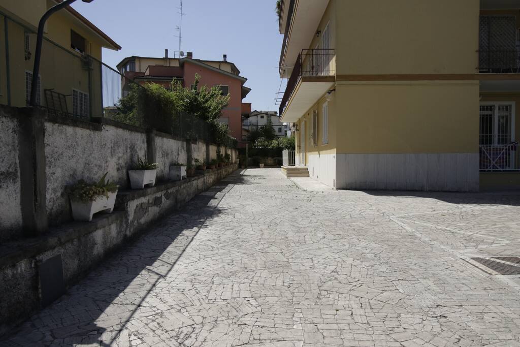Cortile interno con parcheggio
-
Courtyard and parking
