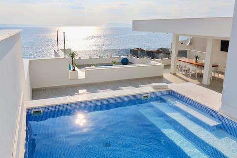 Villa Mel II Luxurious, Modern Pool Roofdeck Views