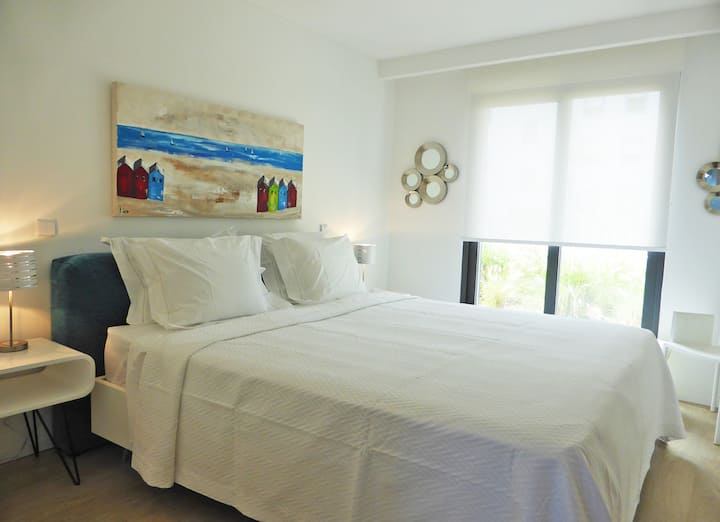Quarto 2 - cama king size ou 2 camas de solteiro.  Sua escolha.  Rodeado por arte eclética e com banheiro com chuveiro em suíte.